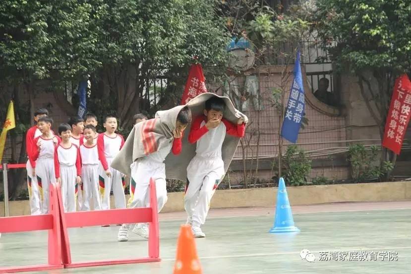 华侨小学,是广州市荔湾区老牌知名小学,荔湾区奥林匹克少年学院