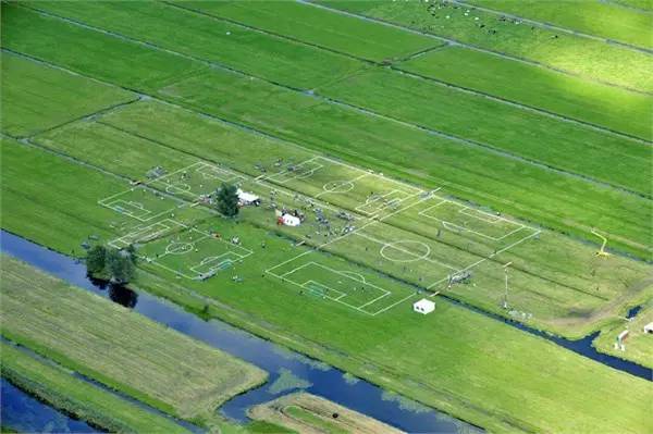 【趣图】荷兰人真洋气,河道农田里踢足球
