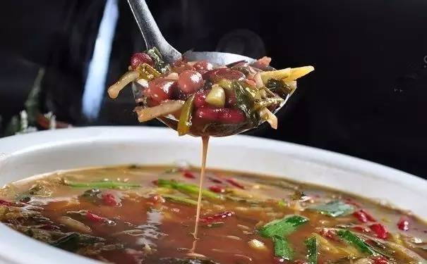 做酸菜红豆汤很简单.