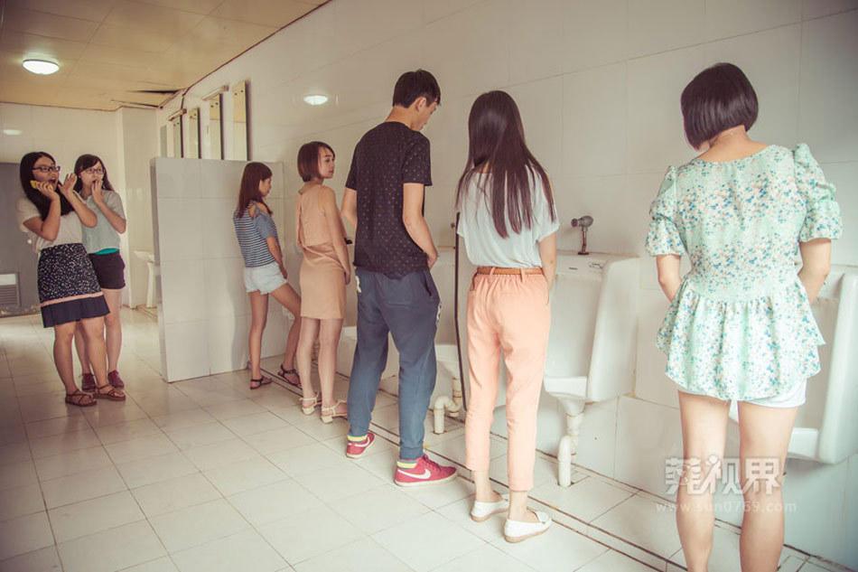 女生是如何站着小便的--女厕所设小便池