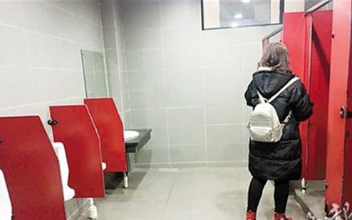 女生也能站着尿 重庆高校男厕改女厕
