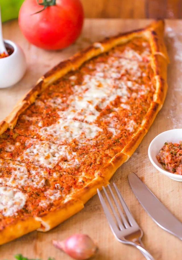 minced meat pide-牛羊肉细粒皮塔