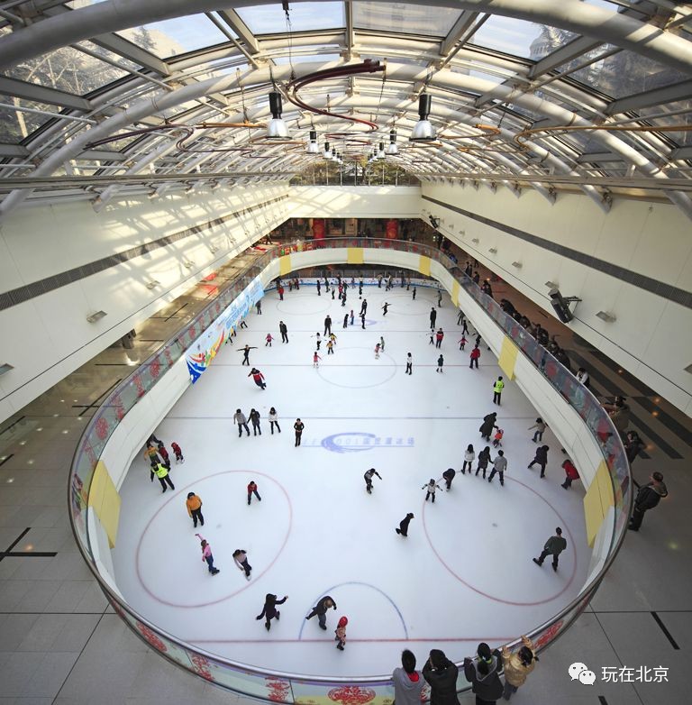 溜冰滑雪的季节 在北京室内冰雪场里嗨翻天