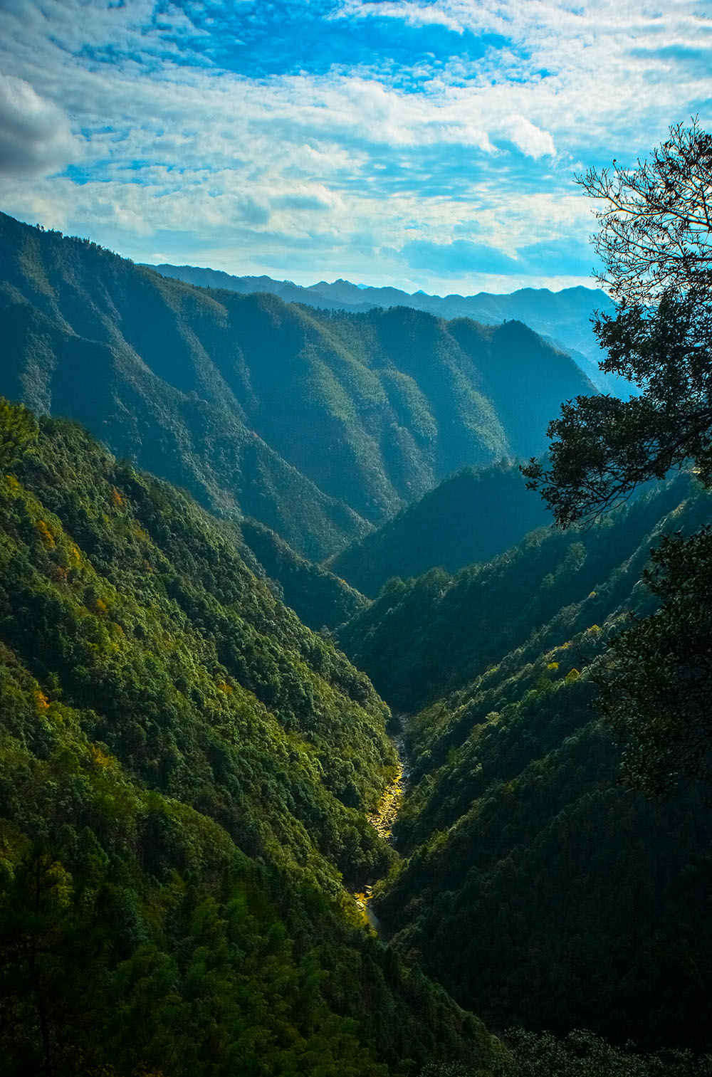 衔远山,浩浩荡荡,层层叠叠,看不尽山外山,一条山谷,不知道通往何处.