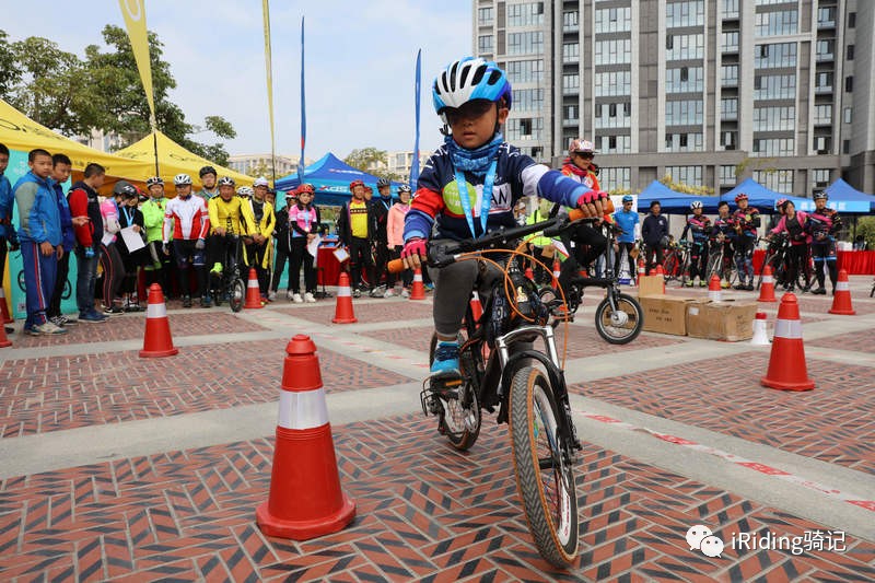 现场骑友踊跃参加,骑米家骑记电助力折叠自行车玩绕桩,红牛水壶,快闪