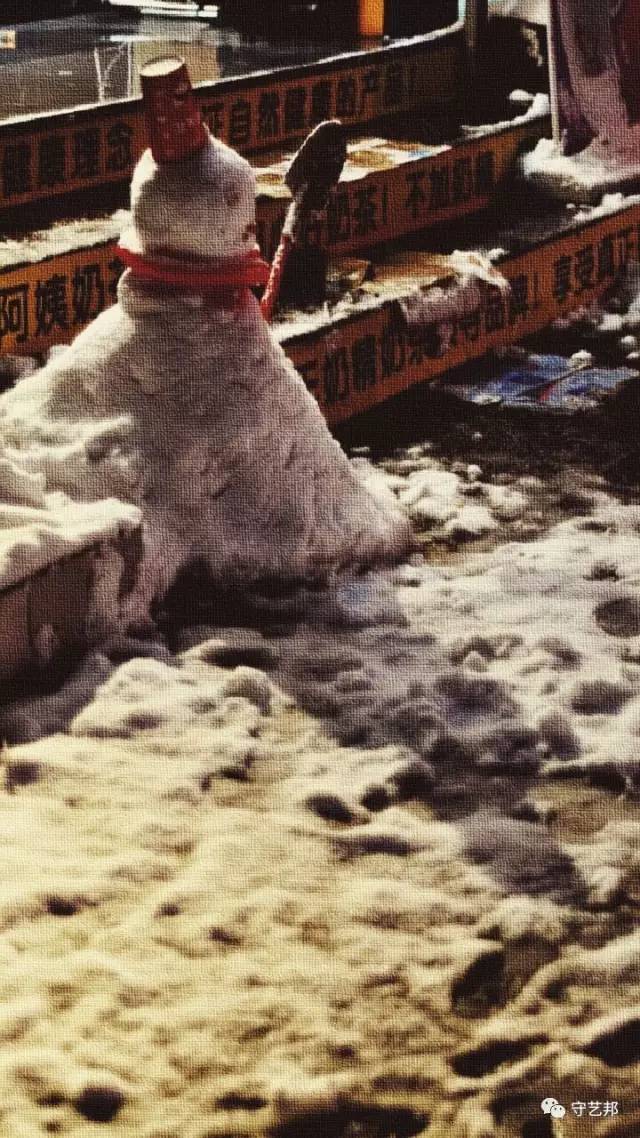 老街的青石板,坚固硕大, 一如这城的性格, 风雪之夜下的老城, 多了