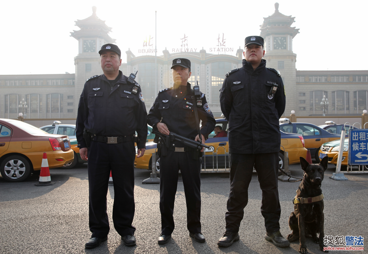 特警队员正在北京站前执勤正在长安街执勤的武警战士长安街王府井路口