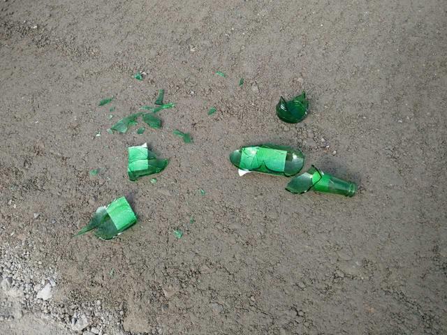 附近孩子很多,如果有孩子拿酒瓶碎渣玩耍,后果不堪设想.