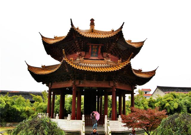 仿北京故宫太和殿建造的海神庙