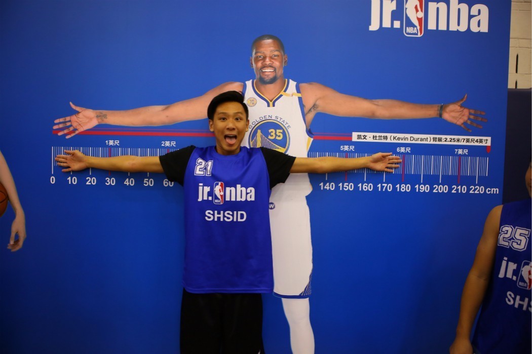 nba还开展了mini camp,身高,臂展及弹跳测量体验,技巧挑战赛等活动.