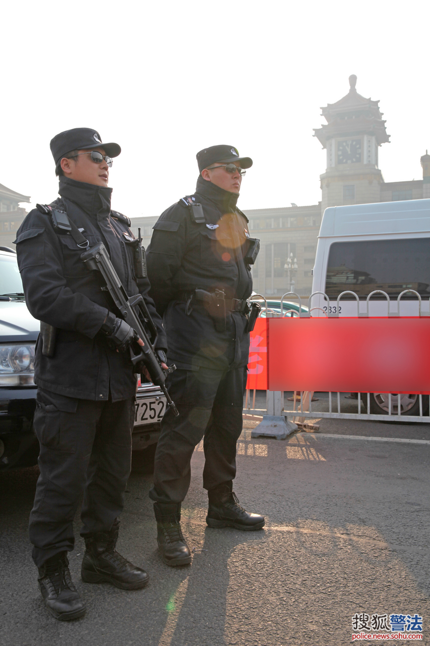 特警队员正在北京站前执勤正在长安街执勤的武警战士长安街王府井路口