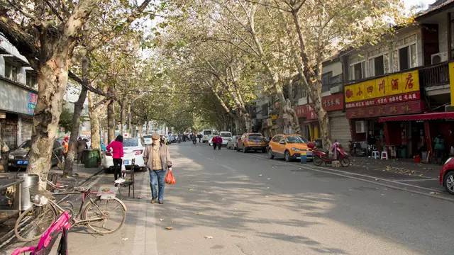 武昌大成路为武昌江滩旁,蛇山和黄鹤楼脚下,在平湖门与解放路及司门口