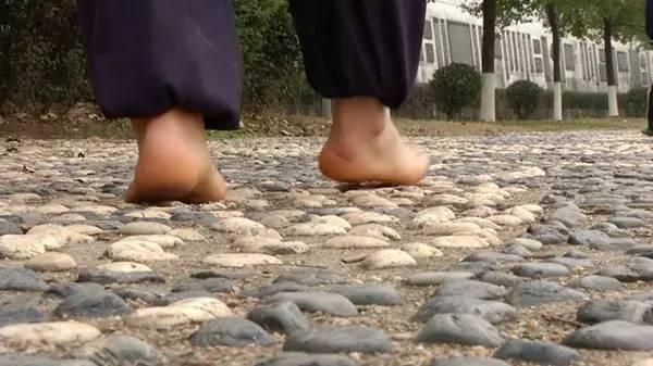 赤脚走石子路有益健康,但不是人人都适宜
