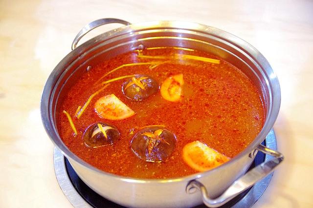 潮汕牛肉清汤锅涮腻了，换个番茄锅香辣锅如何？