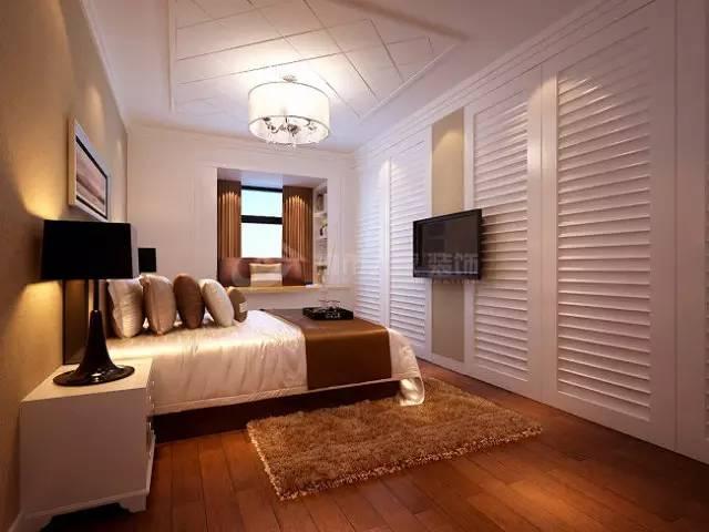 卧室采用深色地板与白色家具,没有过多装饰,依旧保持了简洁素雅的