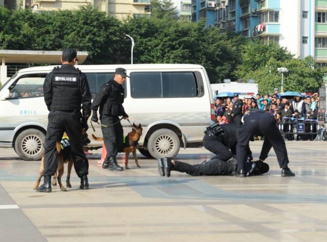 梧州大批警察集合广场!出动了装甲车,无人机!