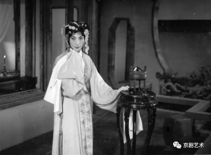 尤三姐》 编剧:陈西汀;导演:吴永刚;摄影:彭恩礼 主演:童芷苓(尤三姐)