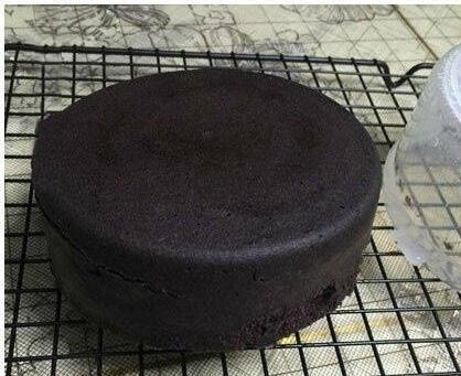 黑色的煤球蛋糕，你敢不敢下嘴？但味道觉不会失望