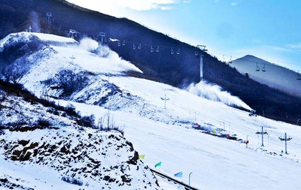 室外滑雪场雪道长2000多米,设有高,中,初级雪道和索道,拖牵,魔毯等