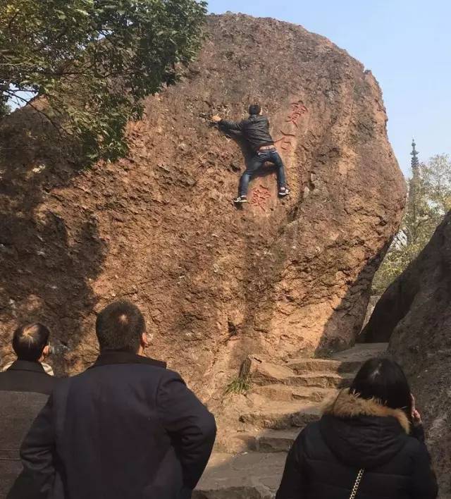 宝石山有道"奇特的风景线",成千上万的人都在用生命看风景.