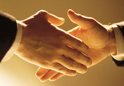 星座 正文  有些人在握手的时候喜欢两个手一些握住对方的手,这样的人