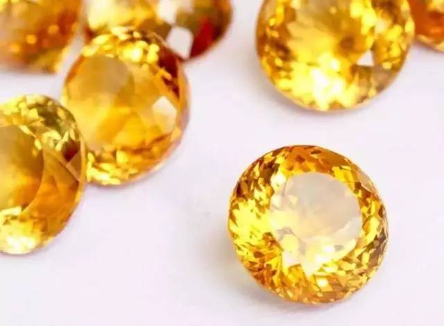 水晶的矿藏名称为石英,化学成分为二氧化硅.