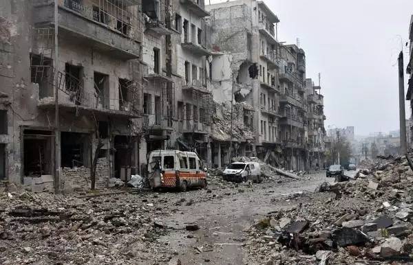 阿勒颇久经战火,街头已经是一片废墟.