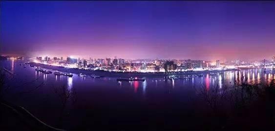 去磨基山看一次夜景 那里的夜晚 真的会让你感叹:宜昌的夜景真的很