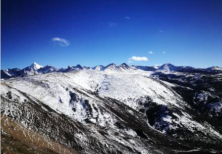 坐落在南北延伸的岷山南段,是岷山的最高峰.