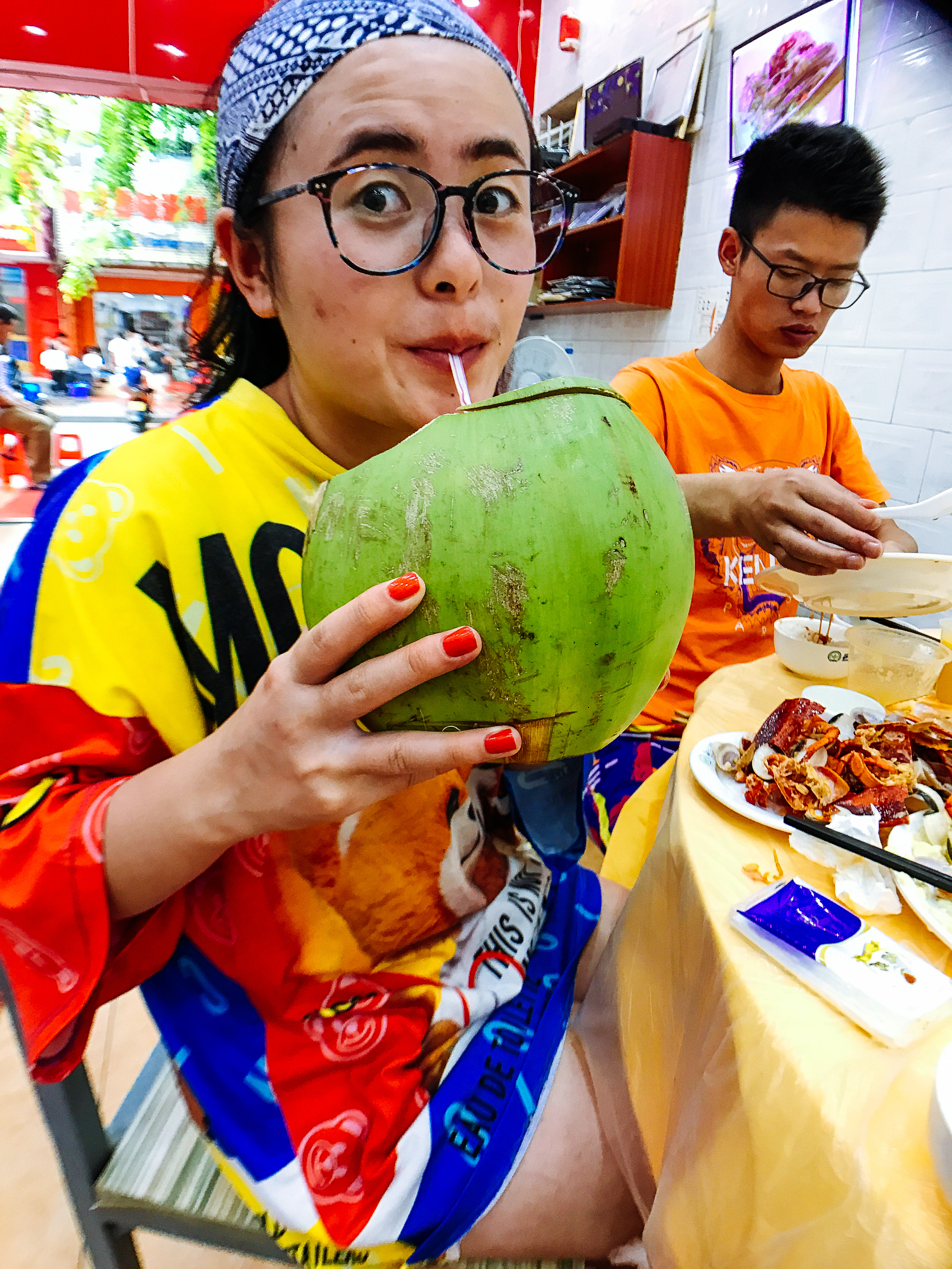 越南阿姨街头卖椰子，切椰子像切豆腐一样，太牛了 2#越南椰子 #越南水果-美食视频-搜狐视频