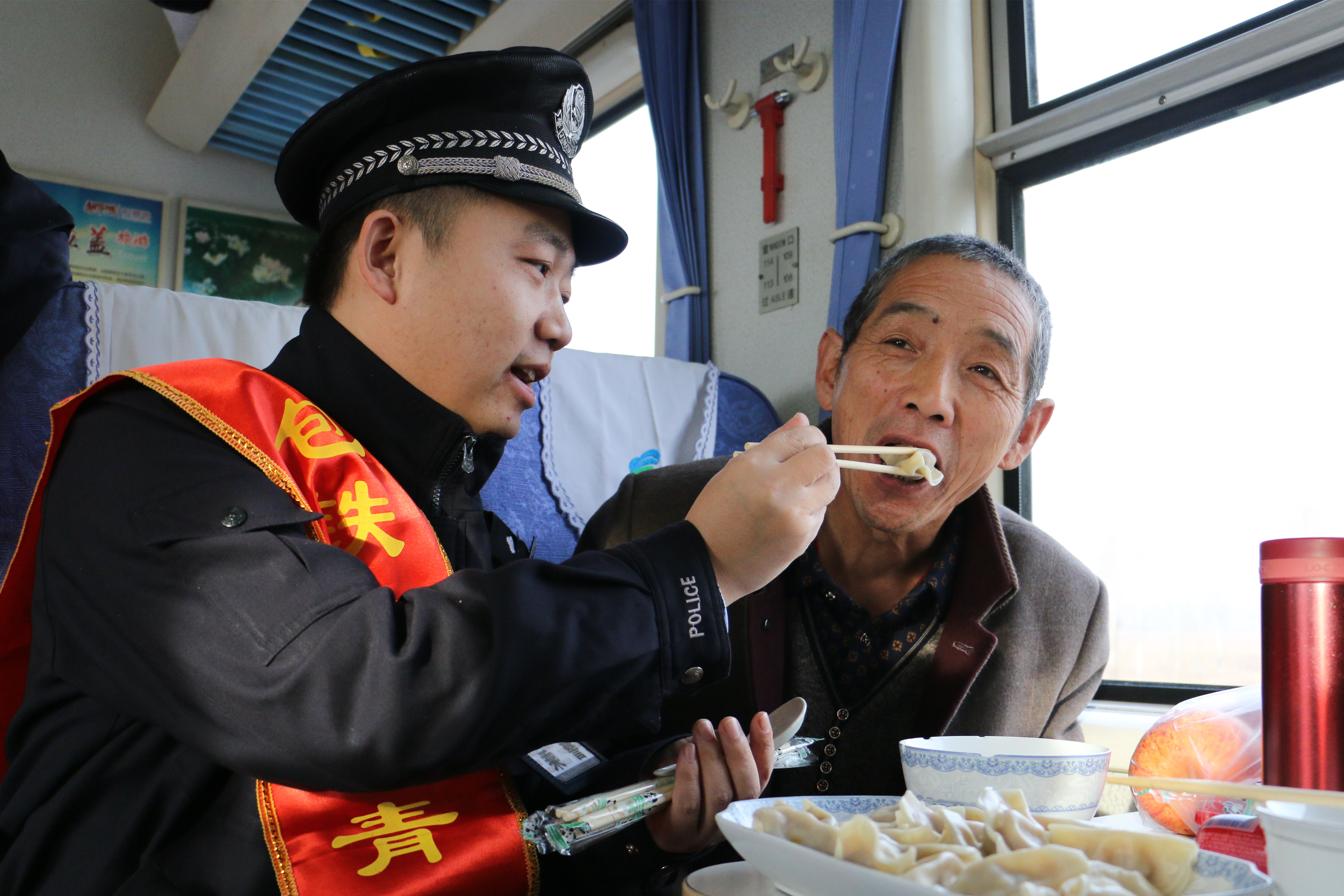 k1278次列车乘警送饺子 温情冬至暖民心