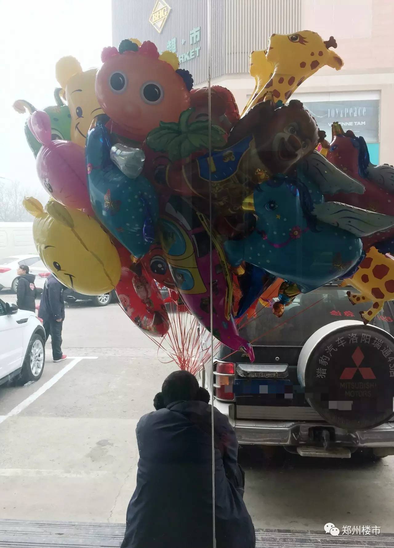 医院门口卖气球的小商贩,希望这些气球能带给孩子们欢乐. ▼