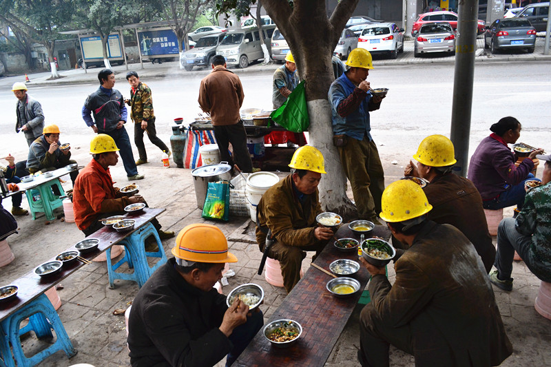 工地附近的路边餐,农民工经常吃饭额地方,大都是些快餐盒面之类的食物