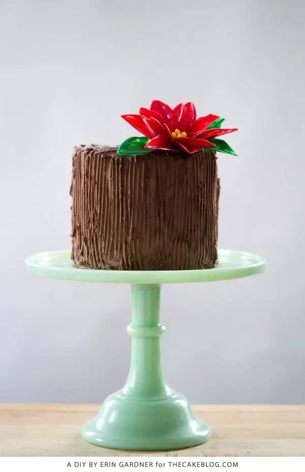 技能丨巧克力融化，用抹刀来回一划，就能做出漂亮的巧克力大花装饰蛋糕！
