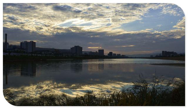 甘肃天水夕阳下翠湖风景——风景如画