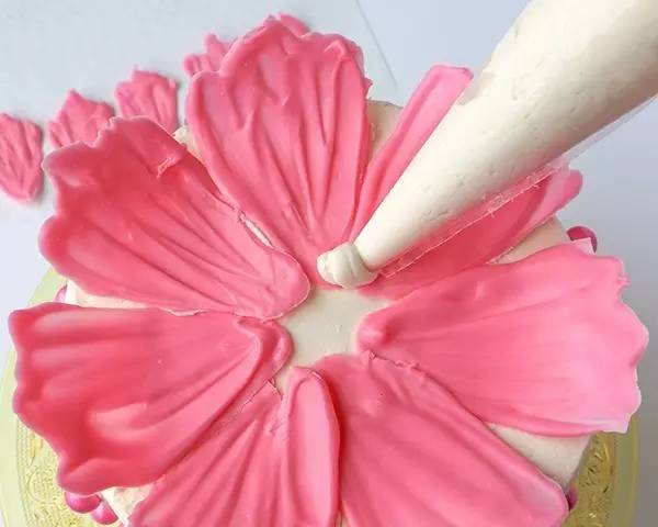 技能丨巧克力融化，用抹刀来回一划，就能做出漂亮的巧克力大花装饰蛋糕！