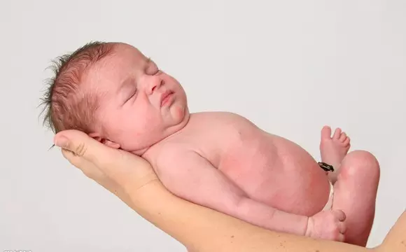 哪些因素会影响新生儿体重 如何测量新生儿体重
