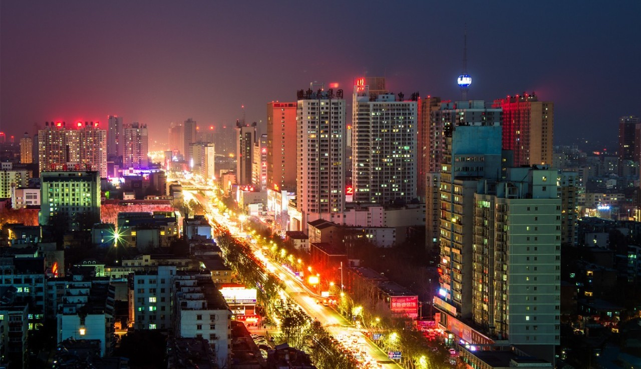 干净的空气,洁白的云朵下 是洁净的路面 国家卫生城市的新乡