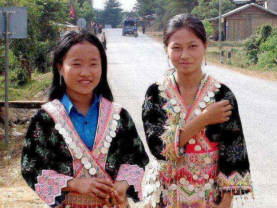 到柬埔寨旅游 农村的漂亮姑娘年纪轻轻却已经当妈