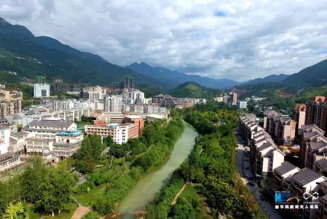 旅游 正文 图为航拍巫溪新城和老城的结合部—赵家坝,两岸建筑整齐