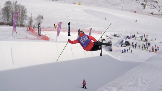 一条依照冬奥会规格修建的顶级滑雪u型池赛道,日前在张家口崇礼的