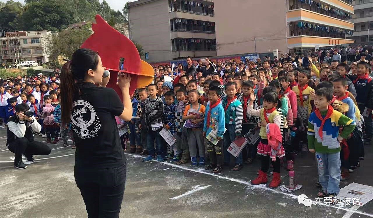 12月20日上午,合水第一小学受广东省地质局,信宜市合水镇人民政府的