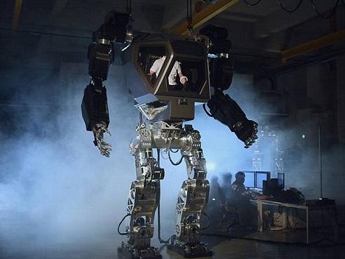 还记得09年电影《阿凡达》中人类与纳美族战斗用的 巨型机器人吗?