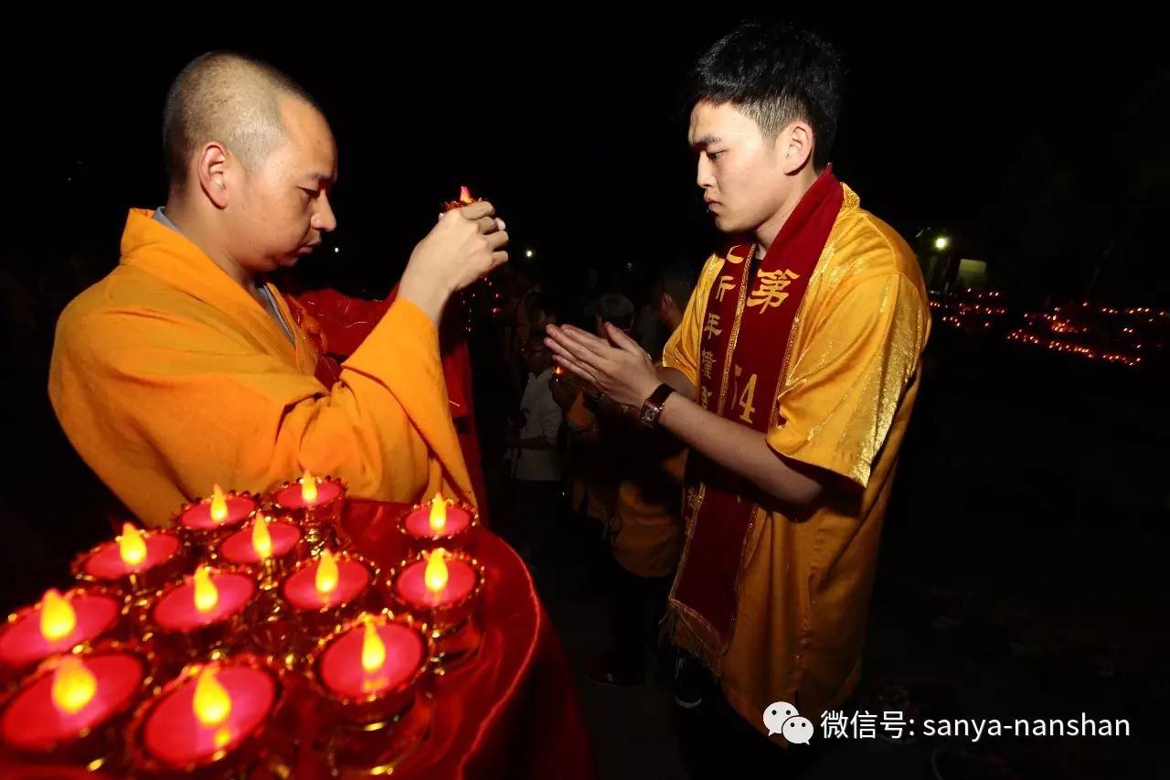 资料图:传灯祈福仪式,传递祝福