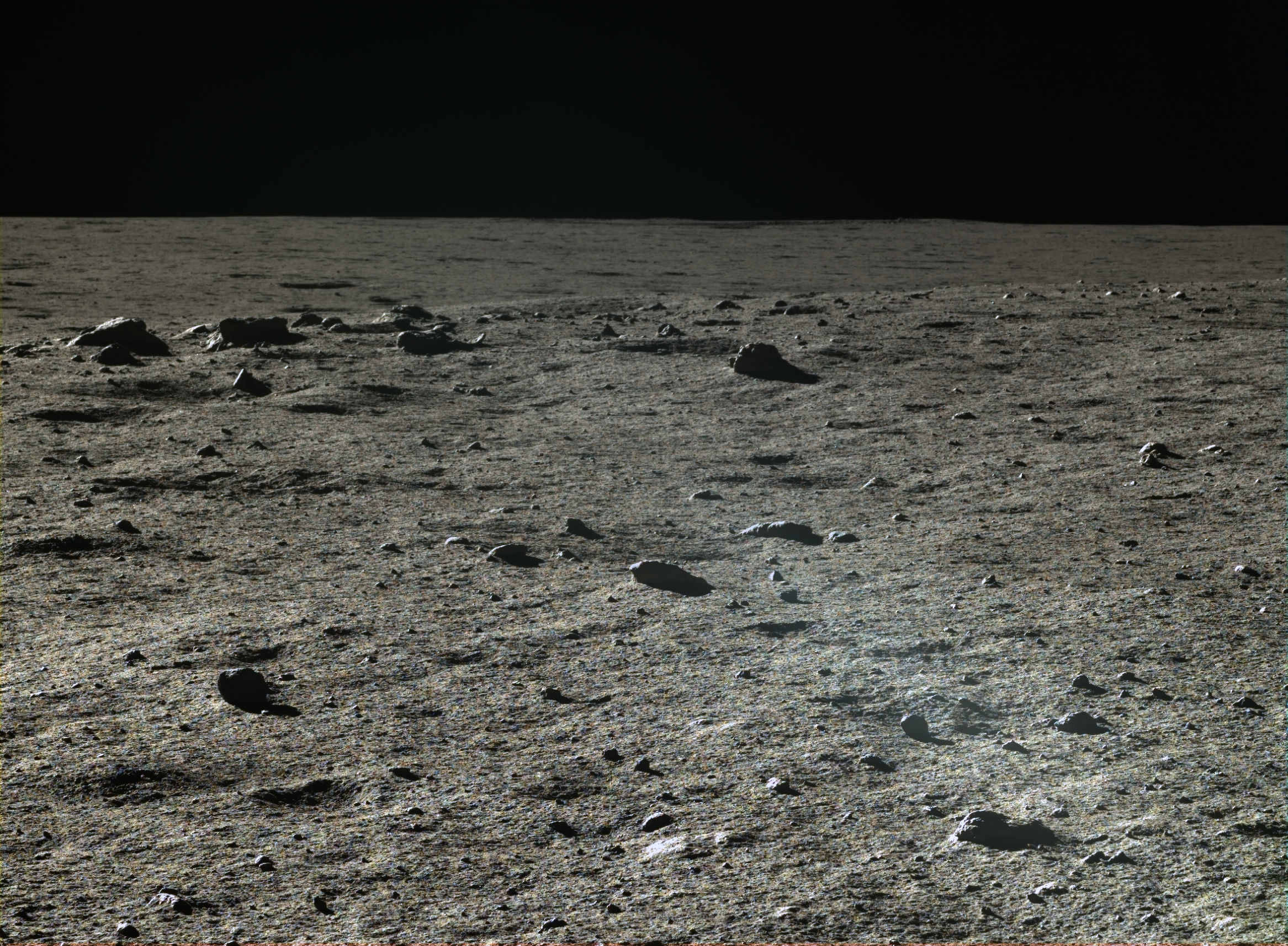 在这些高分辨率的月球表面照片,照片由"嫦娥三号"探测器以及月面巡视