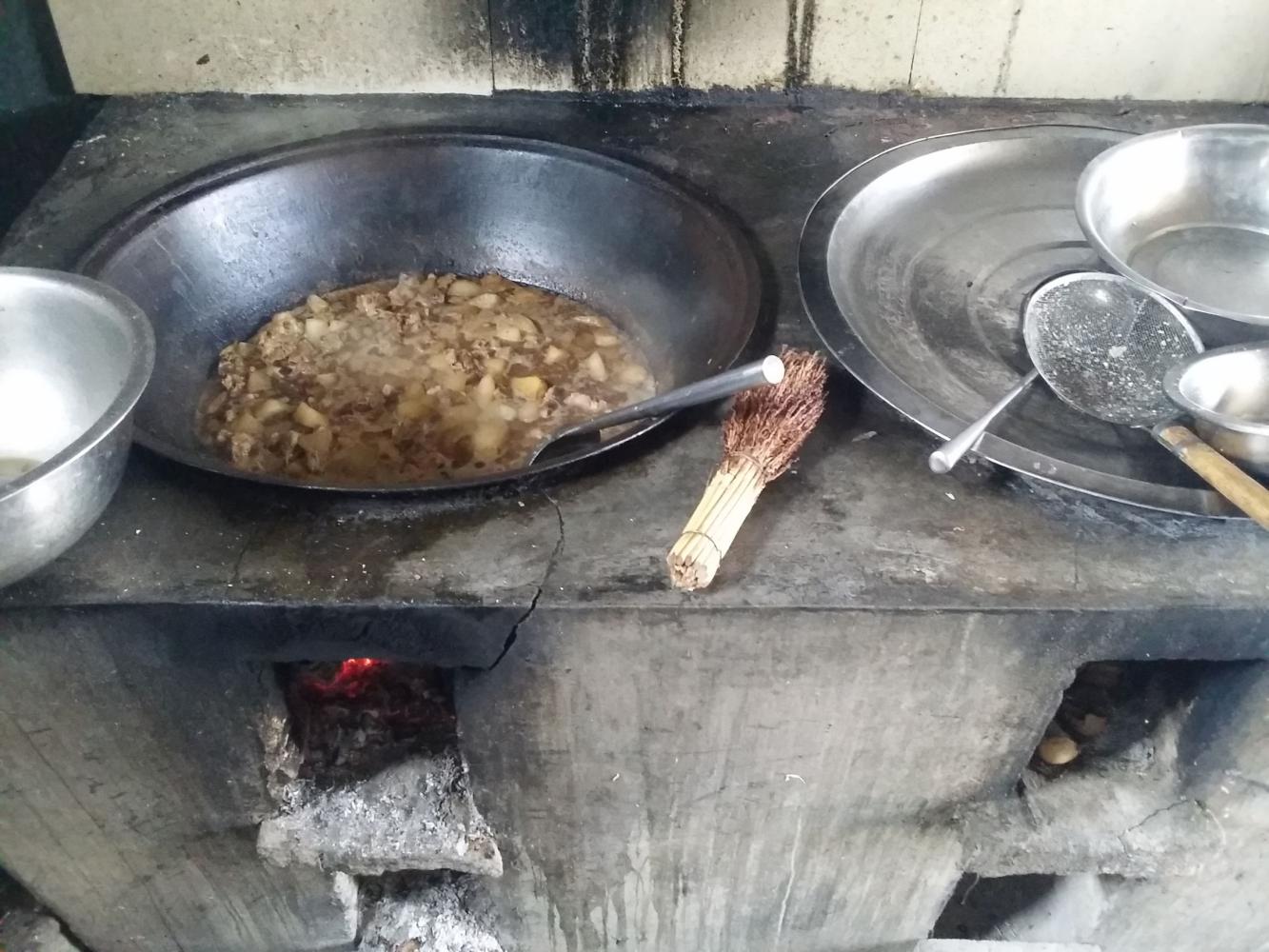 工地干完活,大铁锅炖冬瓜排骨,肉汤泡烧饼吃煎饼