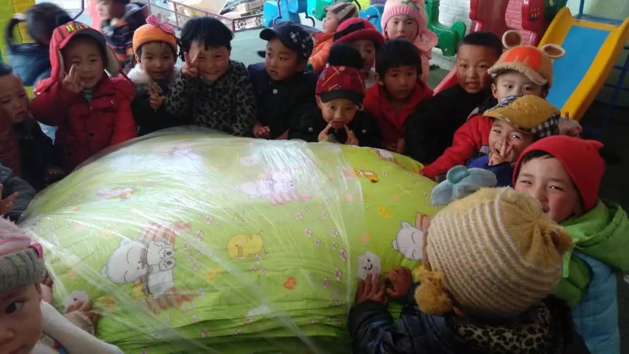 快进来点赞圣诞老人是真的在中国他送了6000床棉被给留守宝宝
