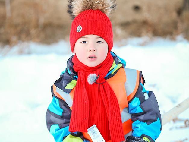 萌娃雪国寻宝 安吉小脸冻得红扑扑!