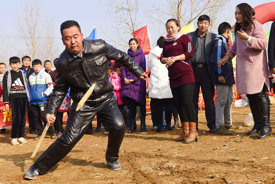 人们在参加"打尜"游戏.