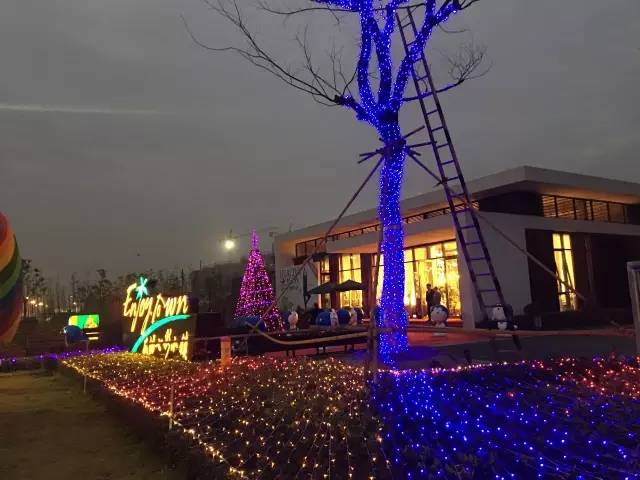 今年的圣诞节,七彩小镇将会有草坪圣诞夜,爵士乐队等等活动,这个圣诞